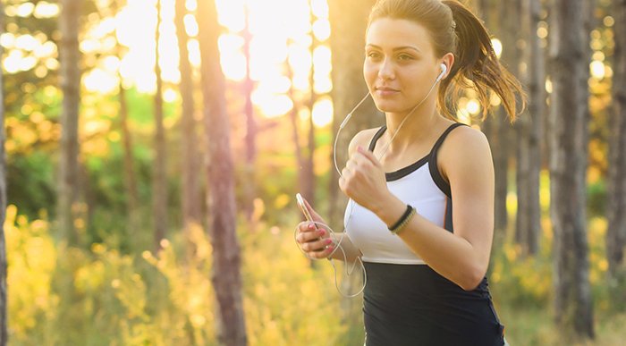 Sportive écoutant de la musique lors de son footing